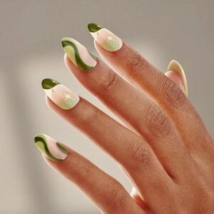 🆕 Green and gold press on nails 💅🏽✨